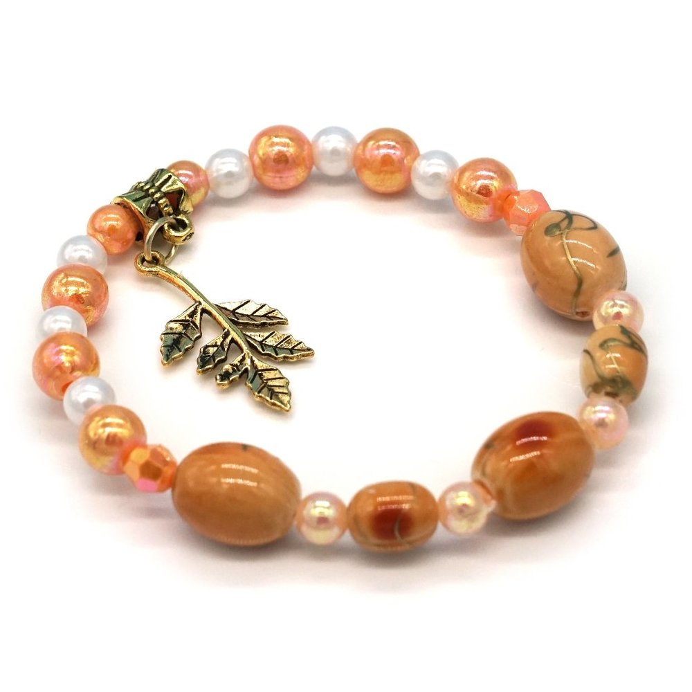 Bracelet Pearls Orange Peach Beads Amber Tones Antiqued Gold Leaf Charm. OS.